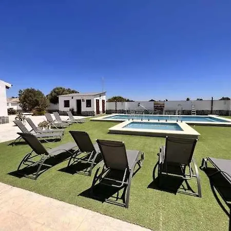 Casa Adosadas Dos Piscina Compartida Homestay